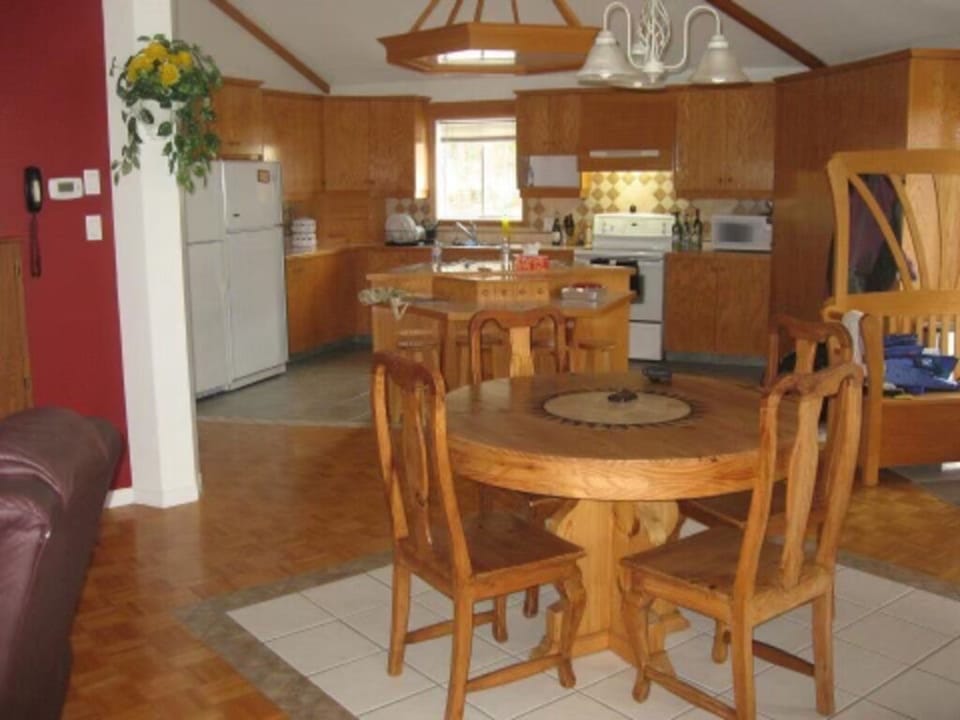 Dinette & Kitchen