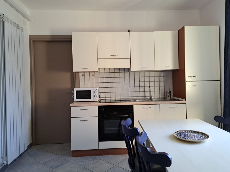 La cucina con il forno a microonde ed i fonrnelli ad induzione