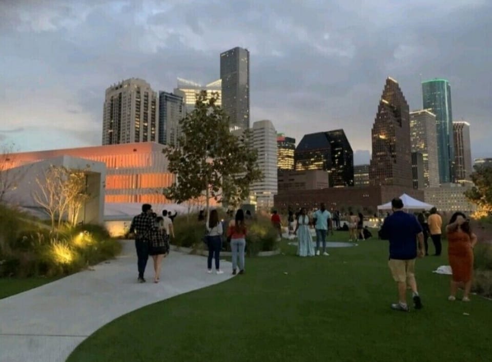 Post Houston, 5 minutes away