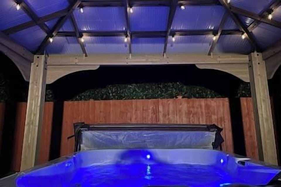 Indoor spa tub