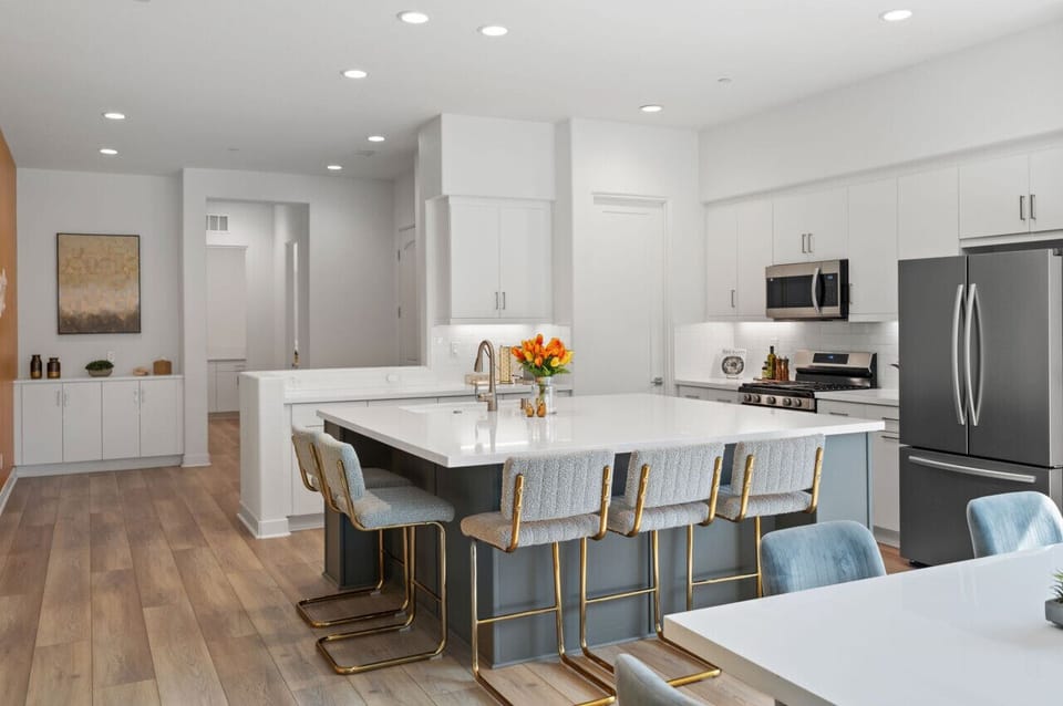 Bright kitchen w/ large island, bar seating & modern finishes