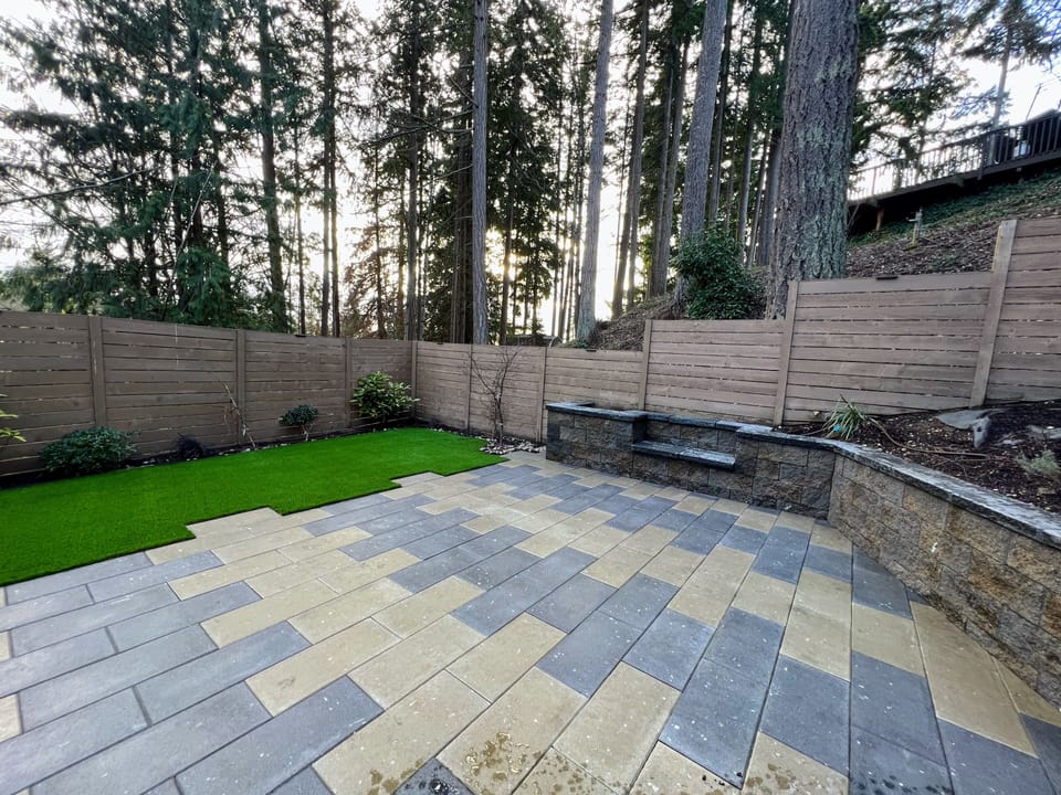 Patio with seating bench built in the wall 