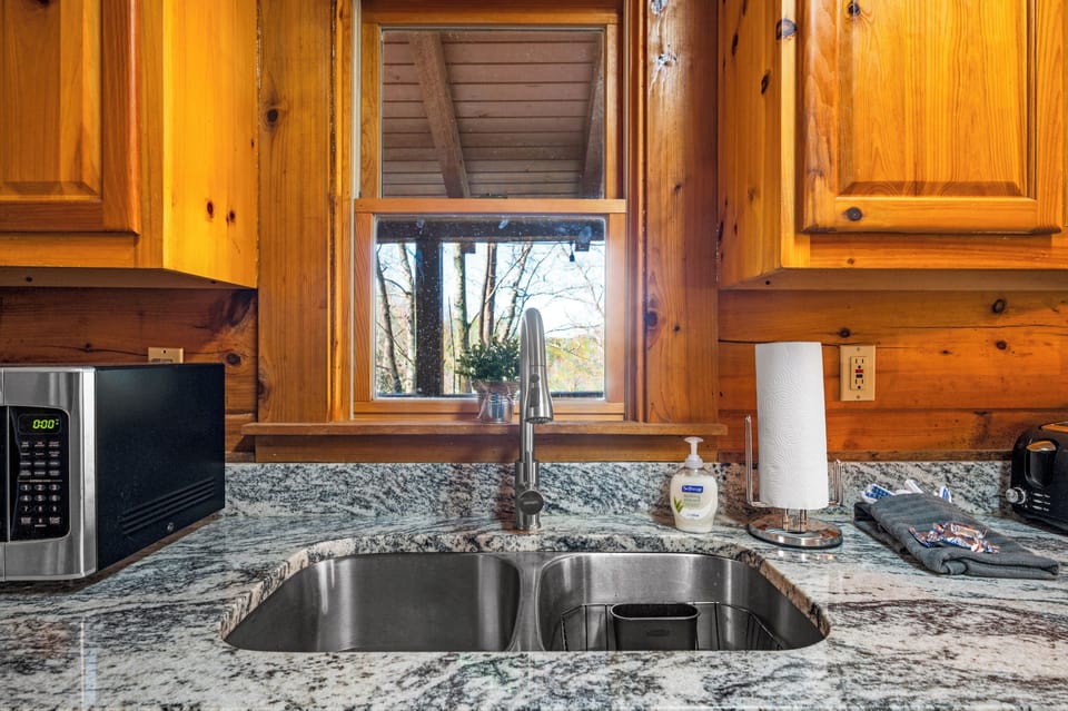 The kitchen includes quartz countertops.