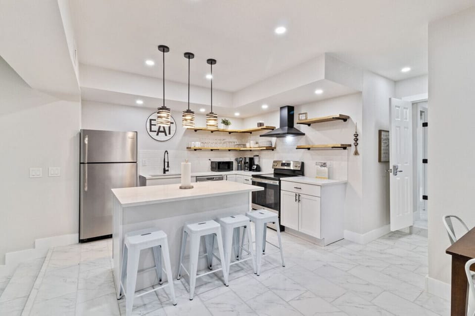 Eat-in Kitchen w/ Island Seating for 4