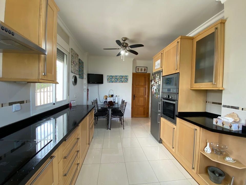 
A fully equipped kitchen featuring a comprehensive range of appliances
