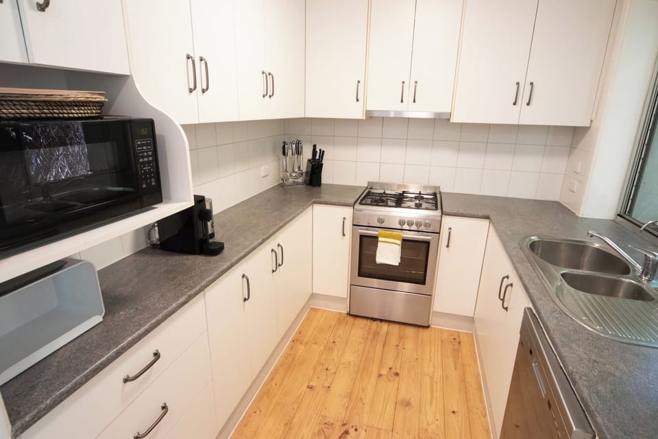 Full Kitchen with Modern Appliances
Includes oven, stove, microwave, fridge, dishwasher, toaster – everything needed for self-catering stays and extended visits.