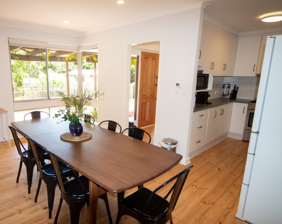 Full Kitchen with Modern Appliances
Includes oven, stove, microwave, fridge, dishwasher, toaster – everything needed for self-catering stays and extended visits.