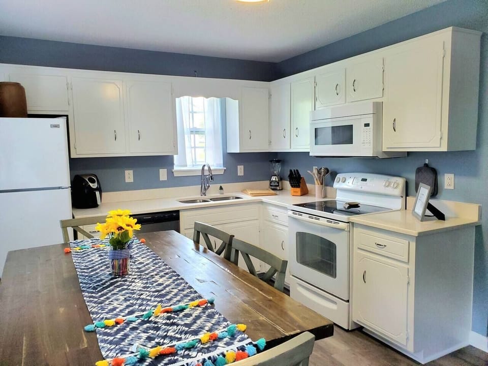 Dining for six+Comfy and convenient, this home is perfectly located in Clarksville TN. Perfect place to stay if you're visiting friends or family, commuting to Nashville or Ft. Campbell or traveling through.