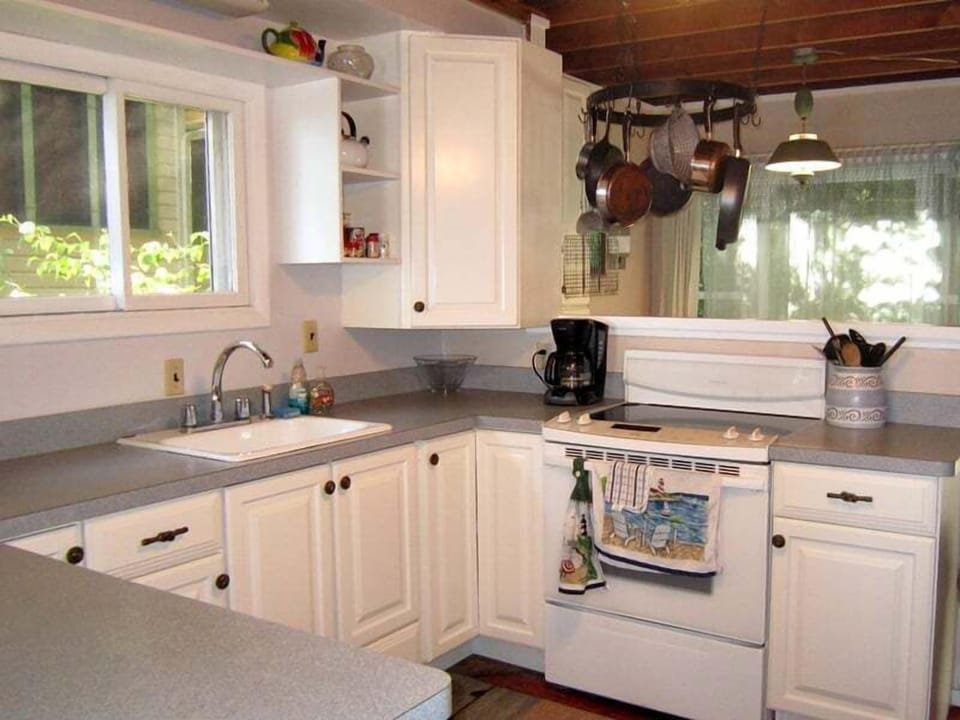 Full kitchen