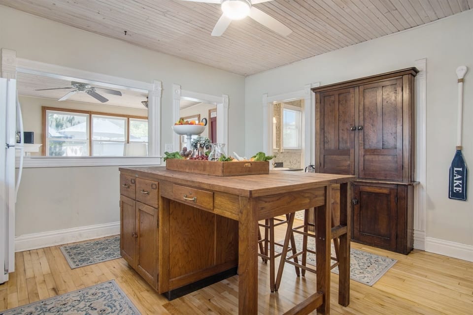 Fully equipped kitchen with center work island and snack bar