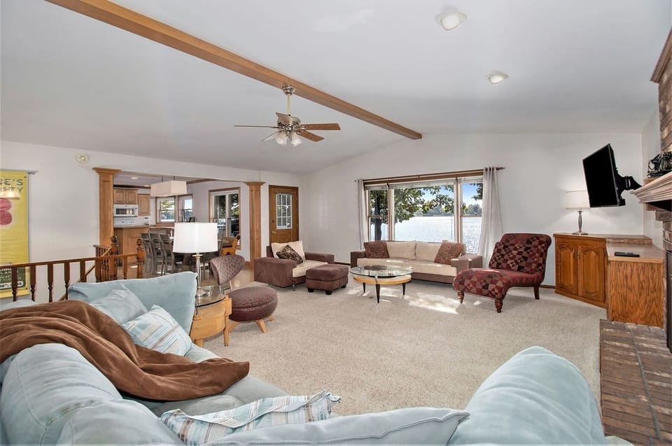 What a great place to relax with your loved ones while watching the lake