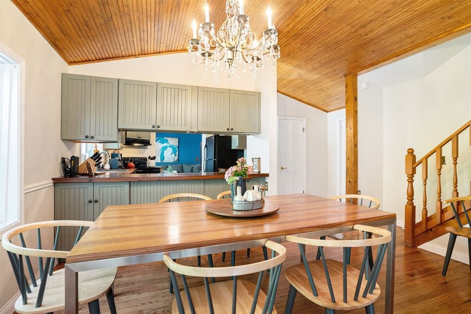 Formal dining area between the kitchen and living room