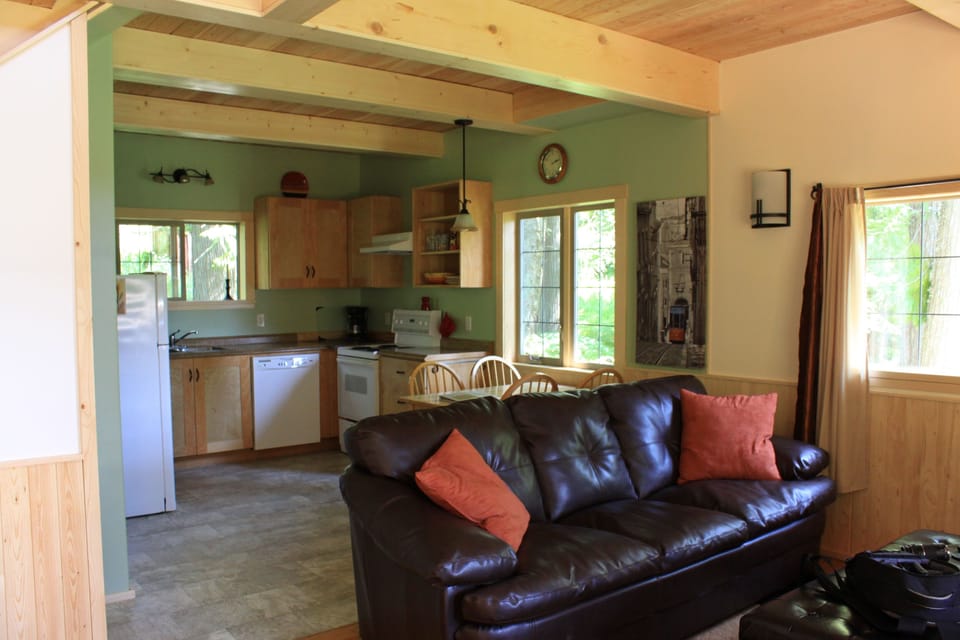 Kingfisher living room and kitchen - Wedgwood Estate Cabin