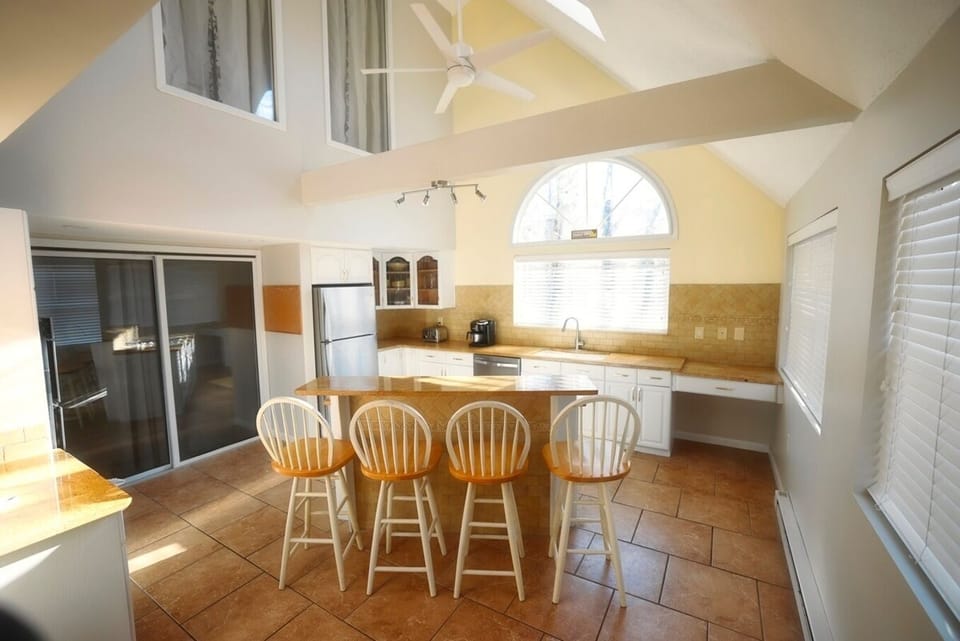 High Ceiling Eat-in Kitchen (1)