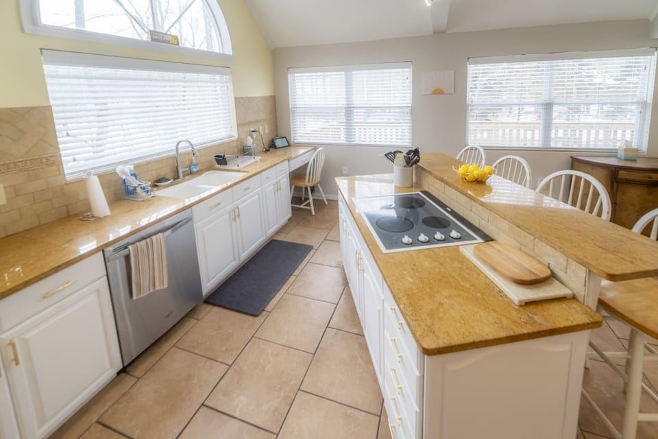 High Ceiling Eat-in Kitchen (2)