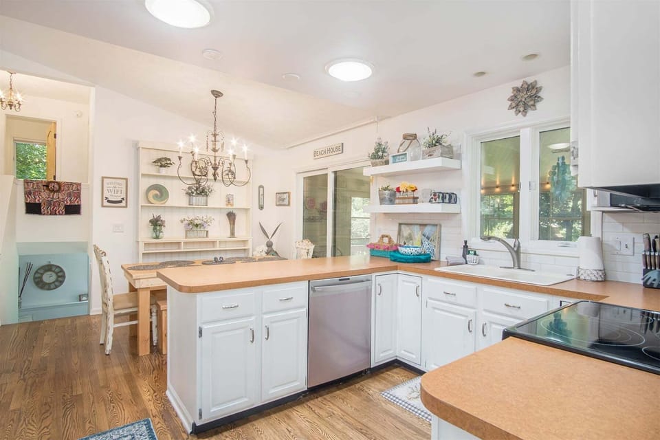 Equipped kitchen has everything you need to make a meal at home
