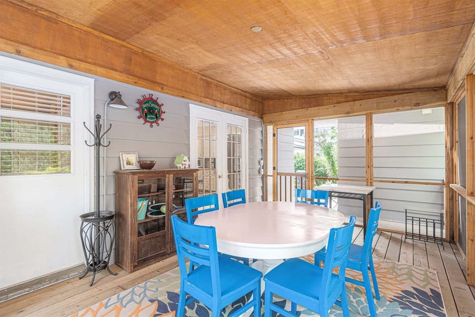 Spacious screen porch perfect for alfresco meals