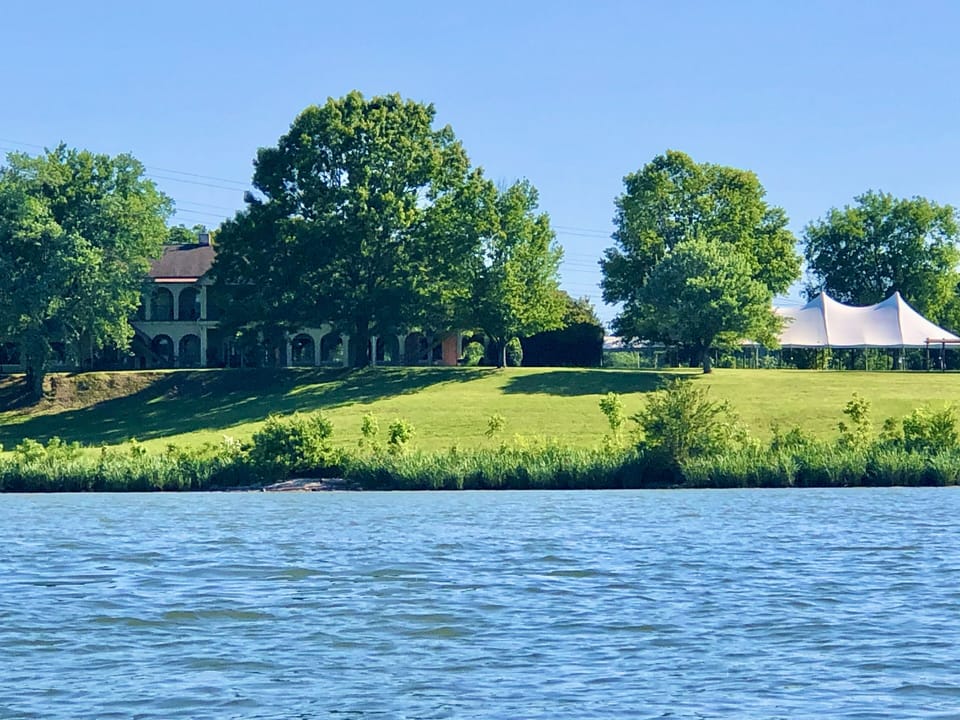The Tennessee Room has a king bed, queen sleeper sofa and en-suite bathroom with a jacuzzi tub and separate shower.  
This room has a river view and balcony access. 
The room will sleep four guests.