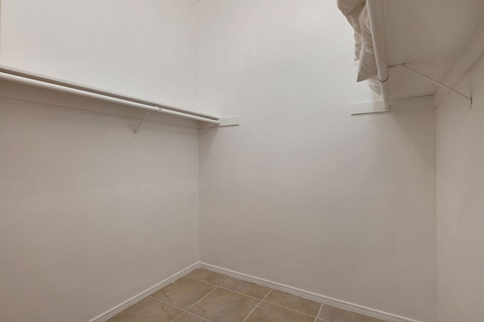 Middle bedroom's closet