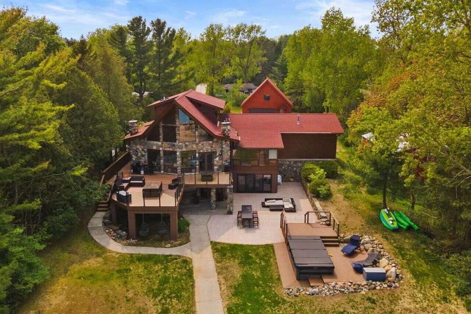 Gorgeous lake front home!