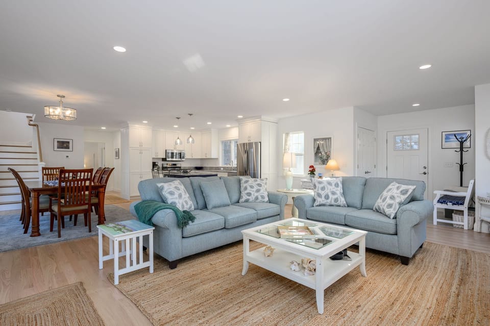 Open floorplan on the main level of this home allow everyone to be connected - 85 Cockle Drive South Chatham Cape Cod - Ides of Marsh - New England Vacation Rentals