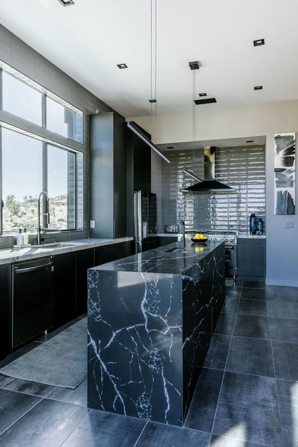 Spacious kitchen equipped with complete appliances