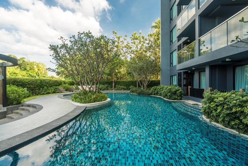 A403 Modern Condo - walk to beach, 3 pools & gym (10074)