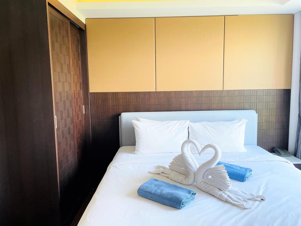 A403 Modern Condo - walk to beach, 3 pools & gym (10065)
