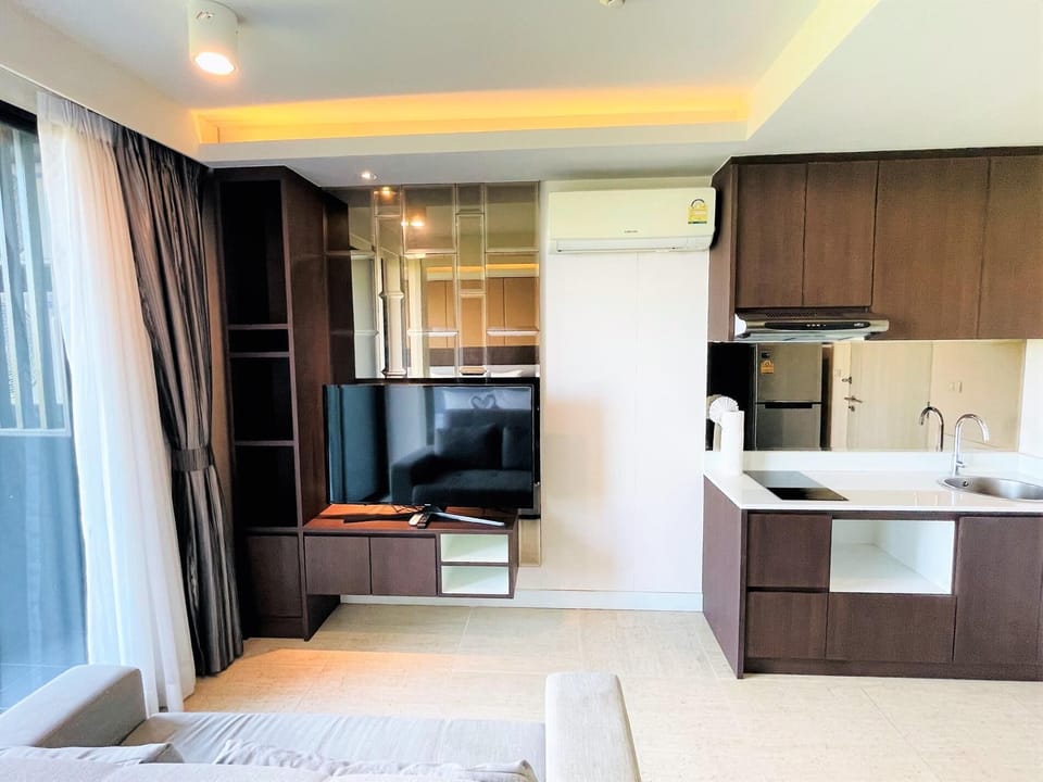 A403 Modern Condo - walk to beach, 3 pools & gym (10062)