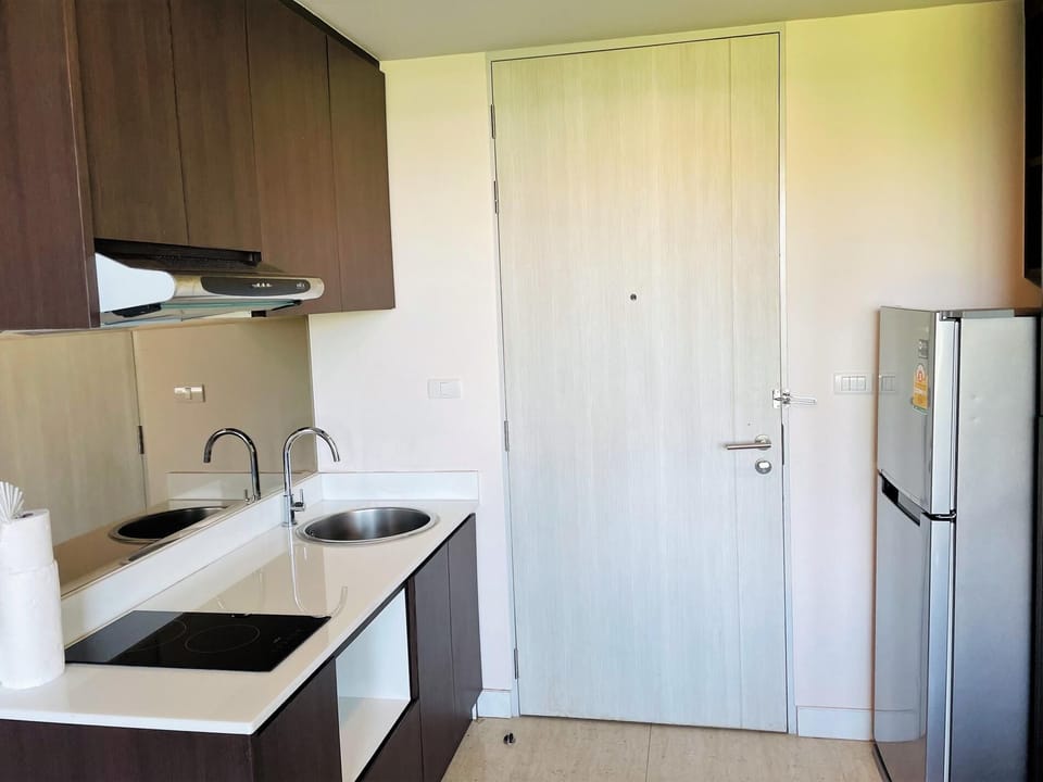 A403 Modern Condo - walk to beach, 3 pools & gym (10064)