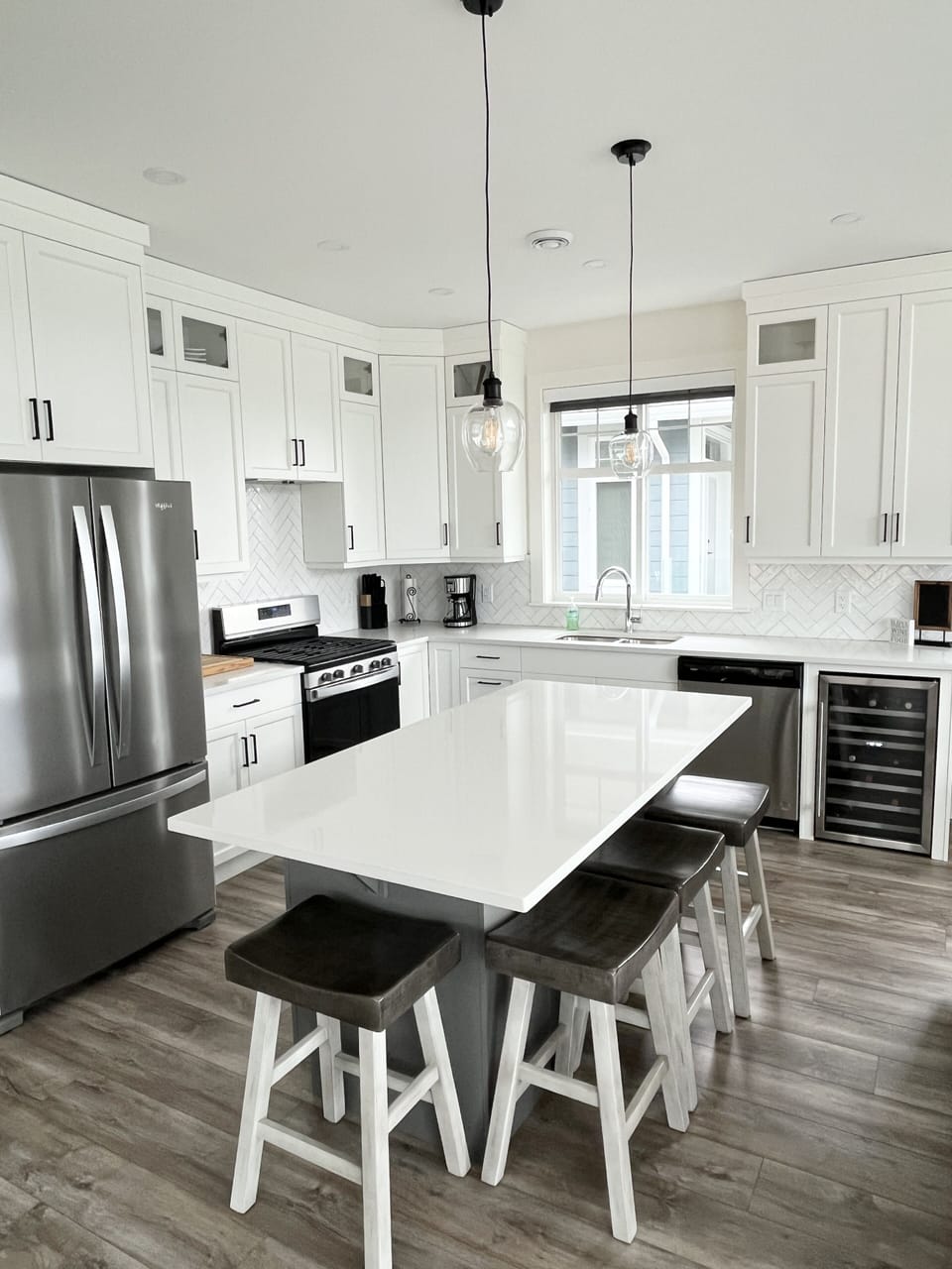 Kitchen and island with 4 bar stools.