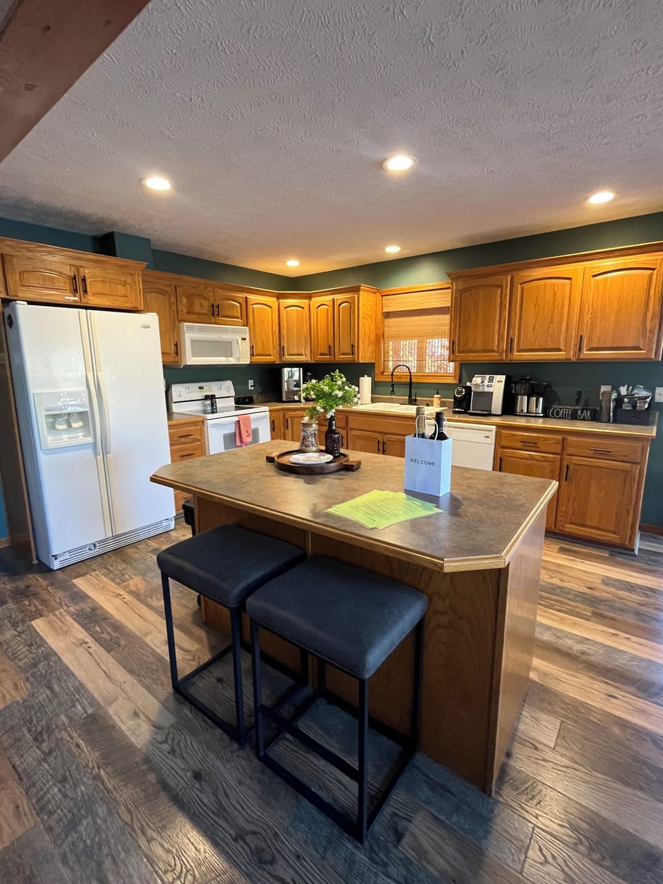 FULL KITCHEN FULLY STOCKED