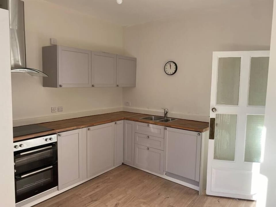 Newly installed kitchen with fridge/freezer, dishwasher, washing machine, oven and microwave. (3)