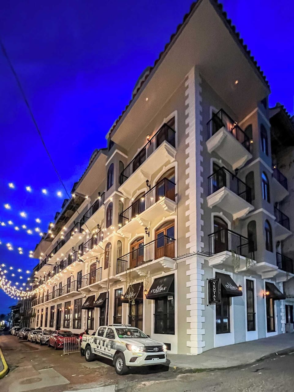 Street view from property building / vista de la calle hacia el edificio 