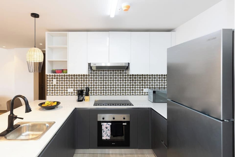 Kitchen of the apartment / cocina del apartamento 