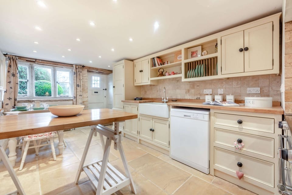 Primrose Cottage Kitchen - StayCotswold