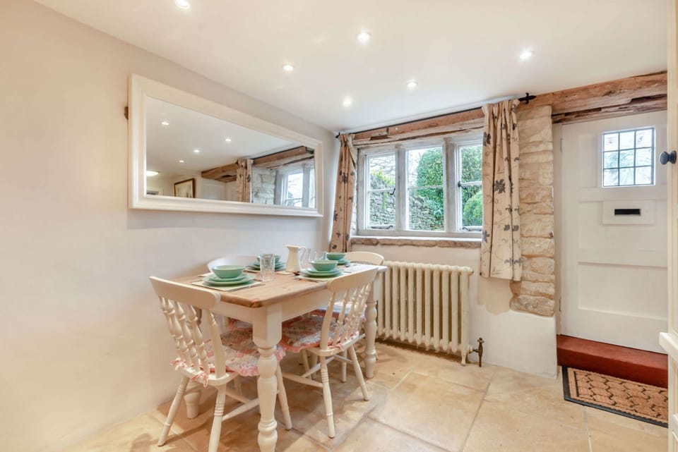 Primrose Cottage Kitchen - StayCotswold