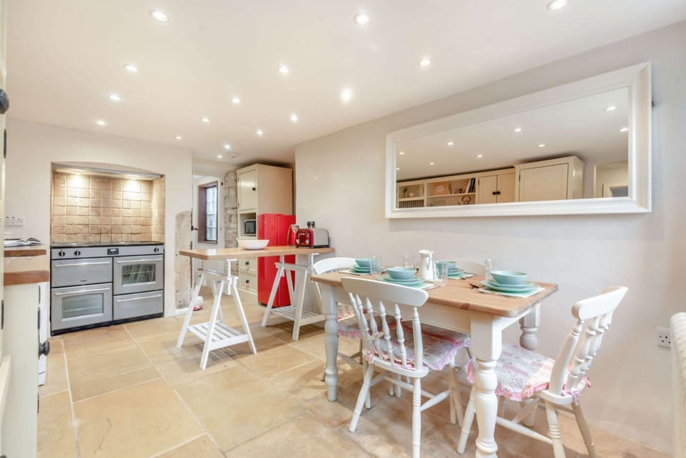 Primrose Cottage Kitchen - StayCotswold