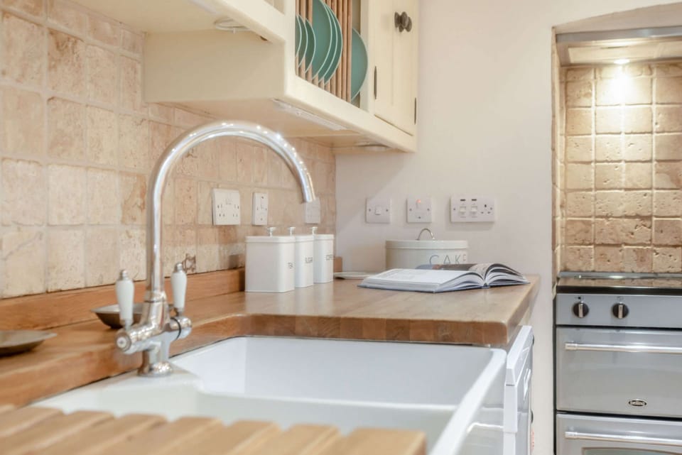 Primrose Cottage Kitchen - StayCotswold