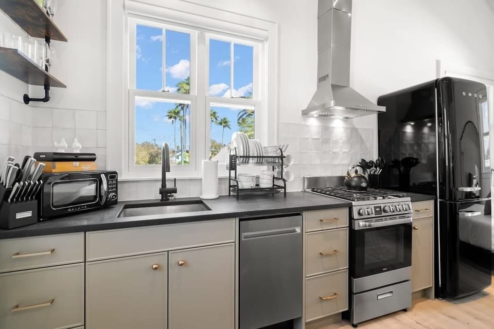 Full Upgraded Kitchen with Dishwasher and Gas Stove
