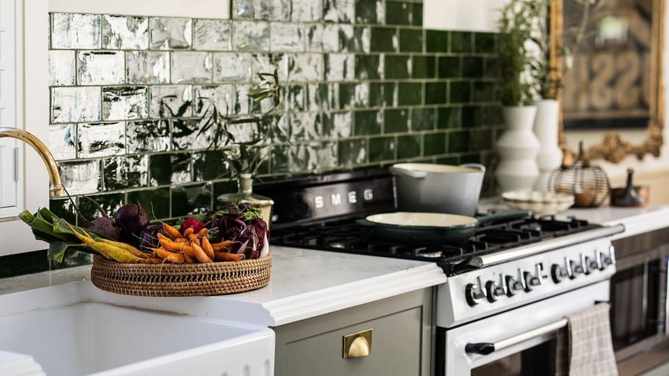 Latitude South Coast - south coast holiday accommodation oven in kitchen