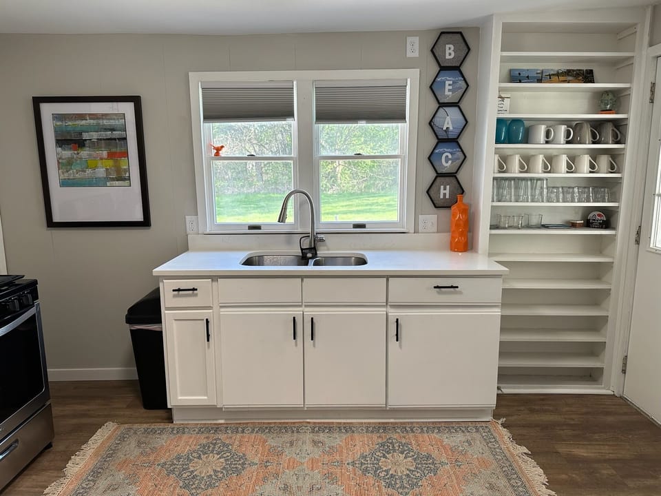 Nice spacious kitchen, with all the amenities needed at your fingertips 