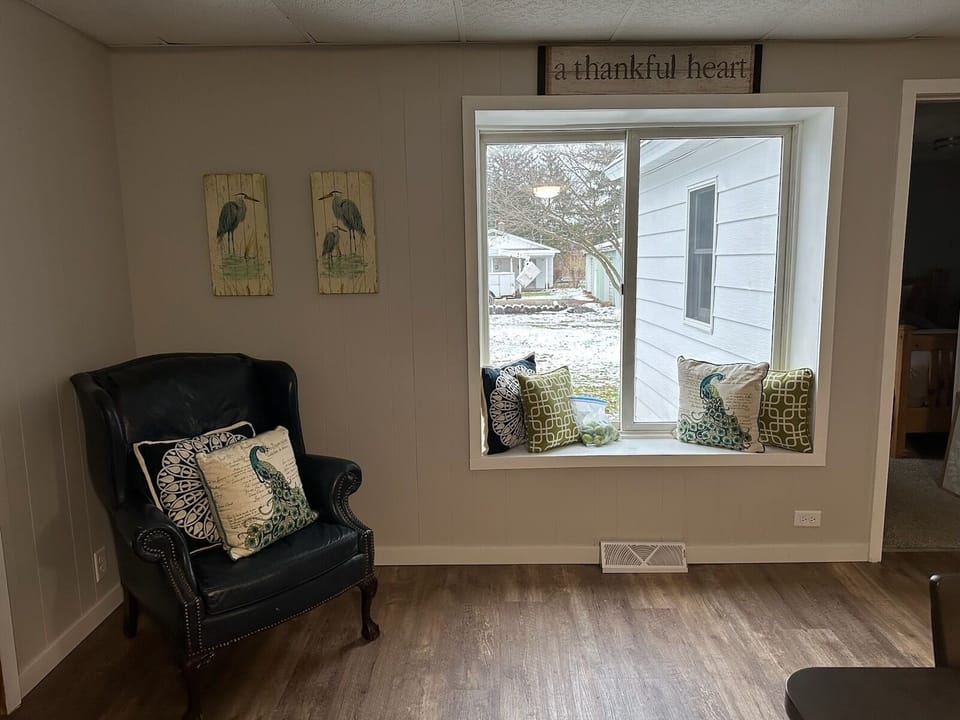 Large open dining area -   great family dinner, or fun-packed game night