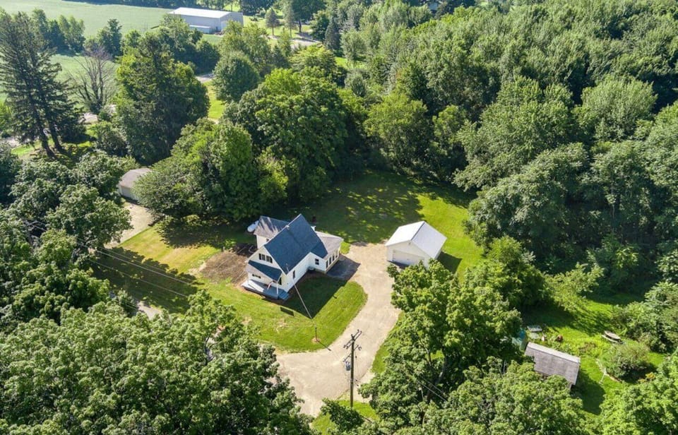 Stones Throw Bungalow - Surrounded by 7 acres of beautiful wooded property