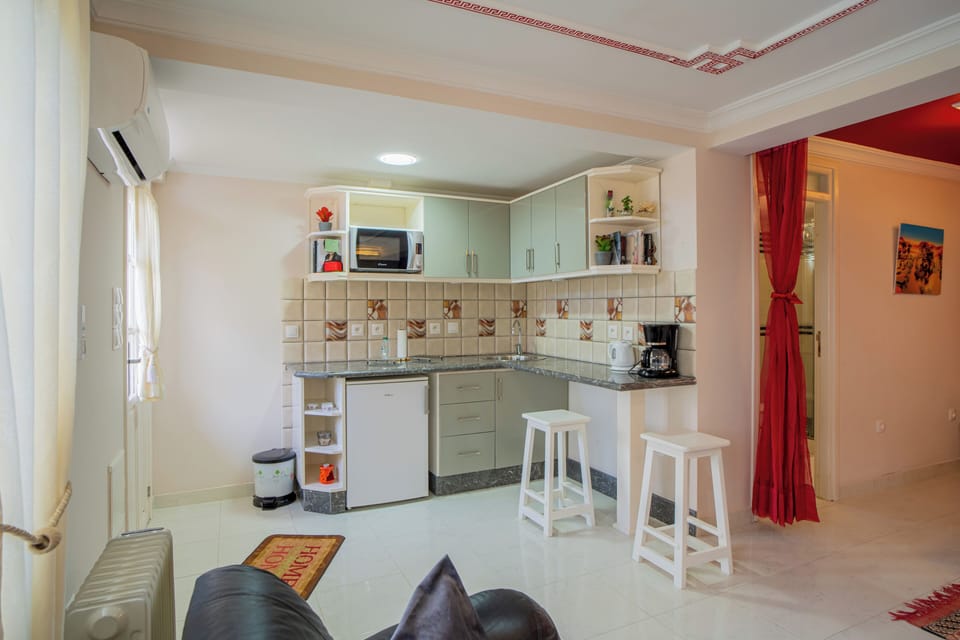 Studio Red Kitchenette