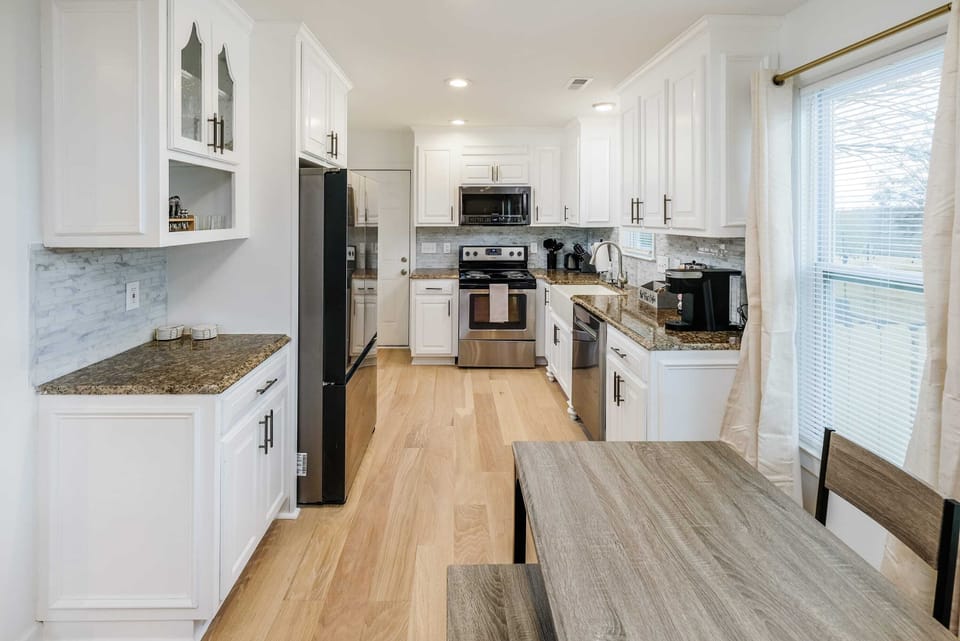 Open concept kitchen
and dining keep
everyone together.
Cook, chat, and relax in
one central space.