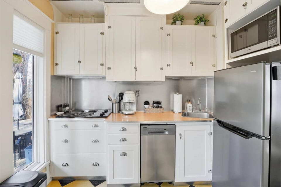 a dishwasher, fridge and microwave are available.