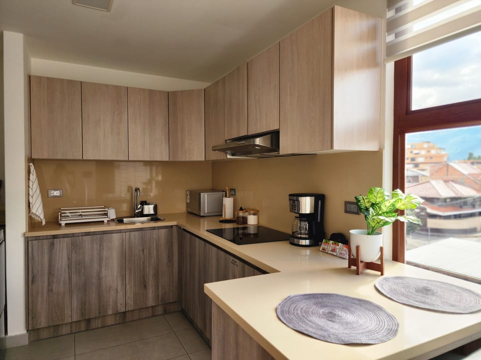 Fully equipped kitchen with a dinning spot
