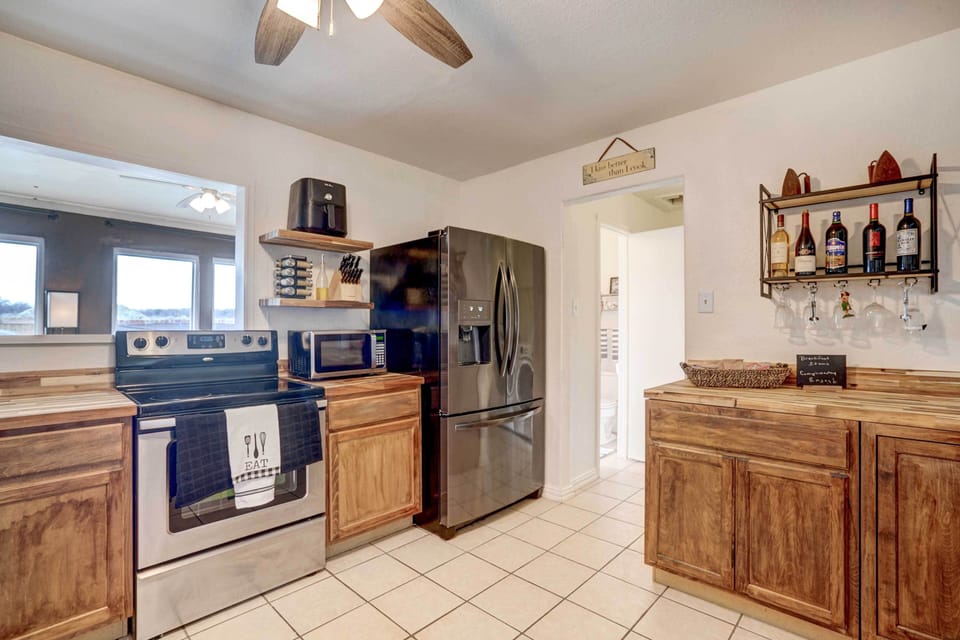 Kitchen | Cooking Basics | Coffee Maker | Paper Towels/Trash Bags Provided