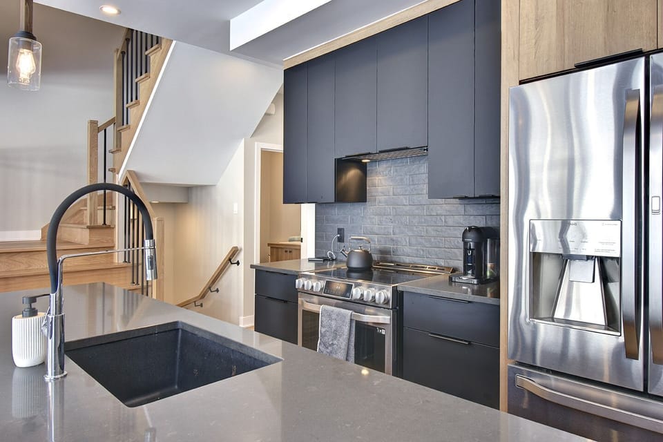 Fully equipped kitchen with coffee machine, ice machine and water filter. 

